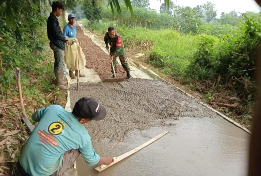 Babinsa Koramil 0503/Kalijati Subang Pantau Pengecoran Jalan Desa Kalijati Timur