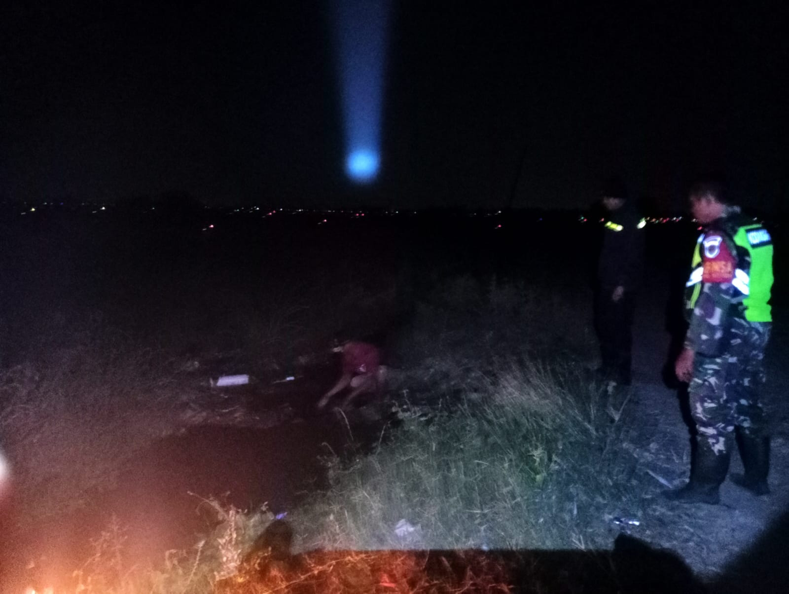 Jamin Pasokan Air MT II, Babinsa Kedokan Gabus Koramil 1617/Gabuswetan Gelar Aksi 'Giring Air' Malam Hari di Blok Ki Buyut Sabun