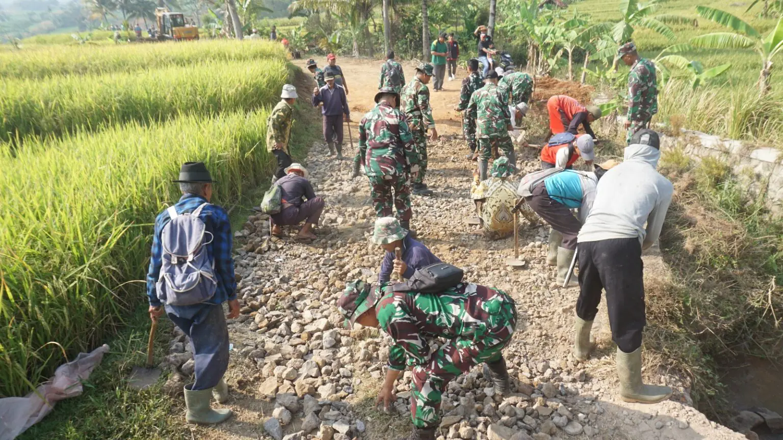 Terik Matahari Tak Surutkan Semangat TNI dan Warga, Gotong Royong Buka Akses Jalan Penghubung Garawastu-Pasirayu