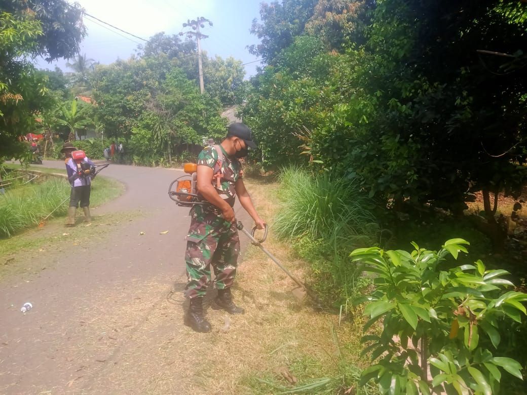 Babinsa Cirangkong Bersama Warga Laksanakan Kerja Bakti Bersihkan Parit dan Rumput di Sepanjang Jalan Desa