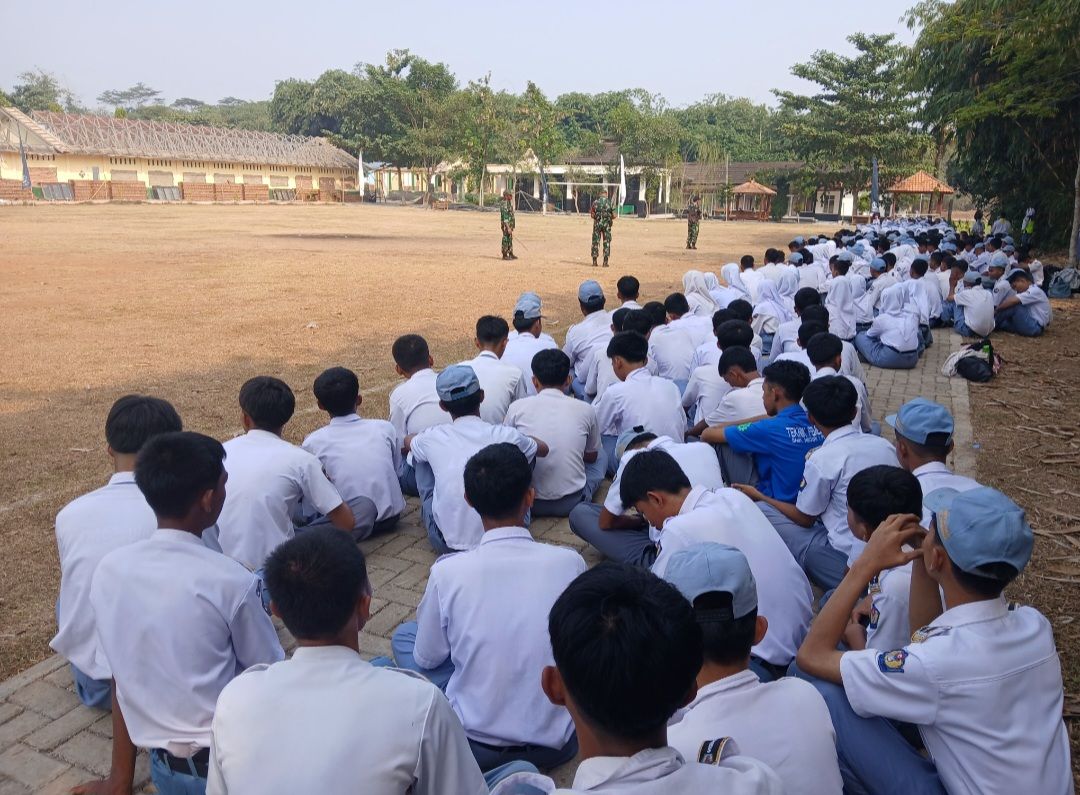 Babinsa Koramil 1902/Plered Tanamkan Bela Negara dan Cinta Tanah Air kepada Siswa SMKN 1 Plered