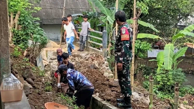 Babinsa Koramil 06-02/Bogor Selatan Perkuat Sinergi Masyarakat melalui Persiapan HUT RI, Pembangunan Jembatan, dan Komsos Kamtibmas