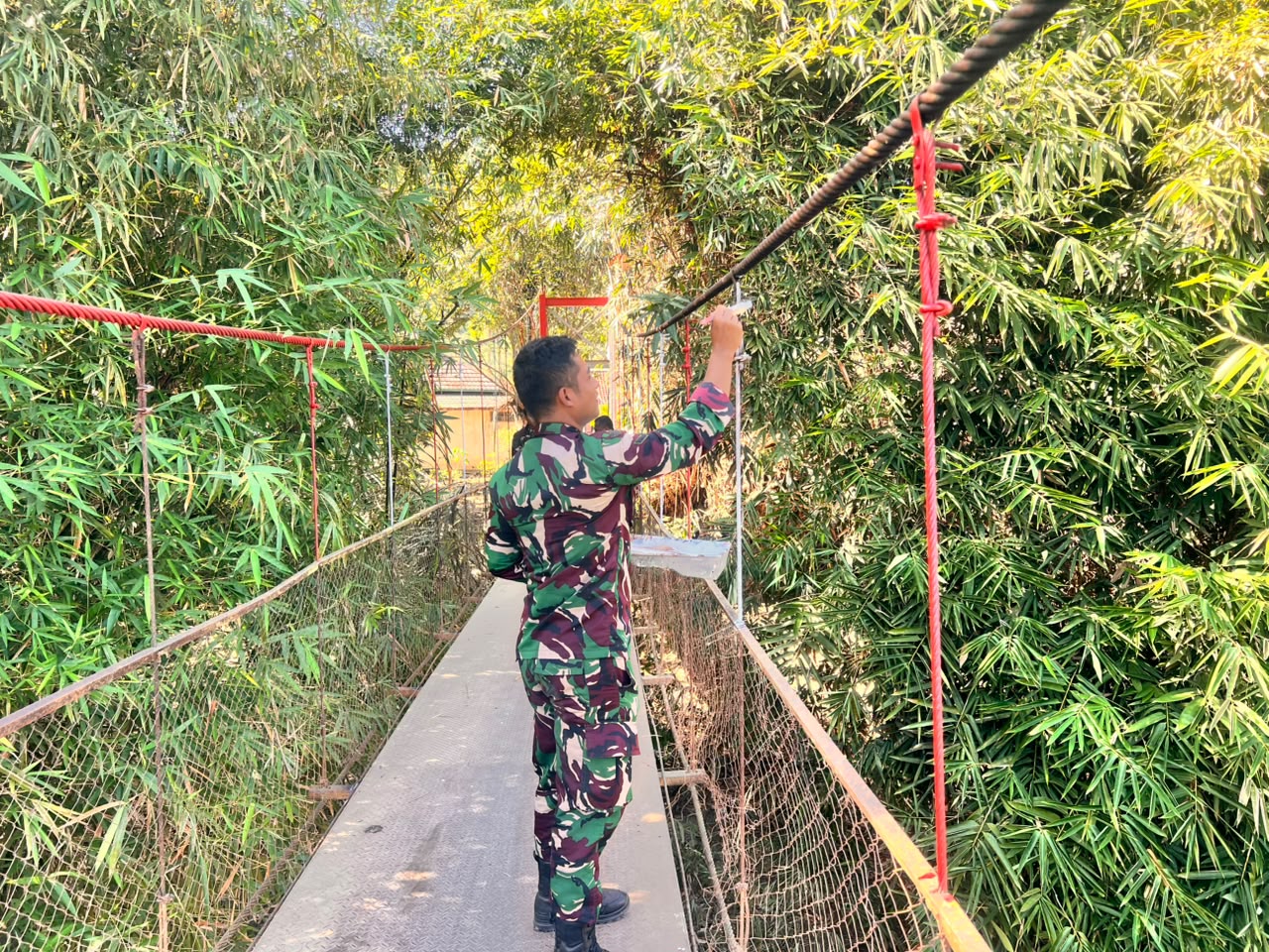 TNI dan Masyarakat Bahu Membahu Perbaiki Jembatan Gantung Ekspedisi NKRI di Dusun Batu Tamin