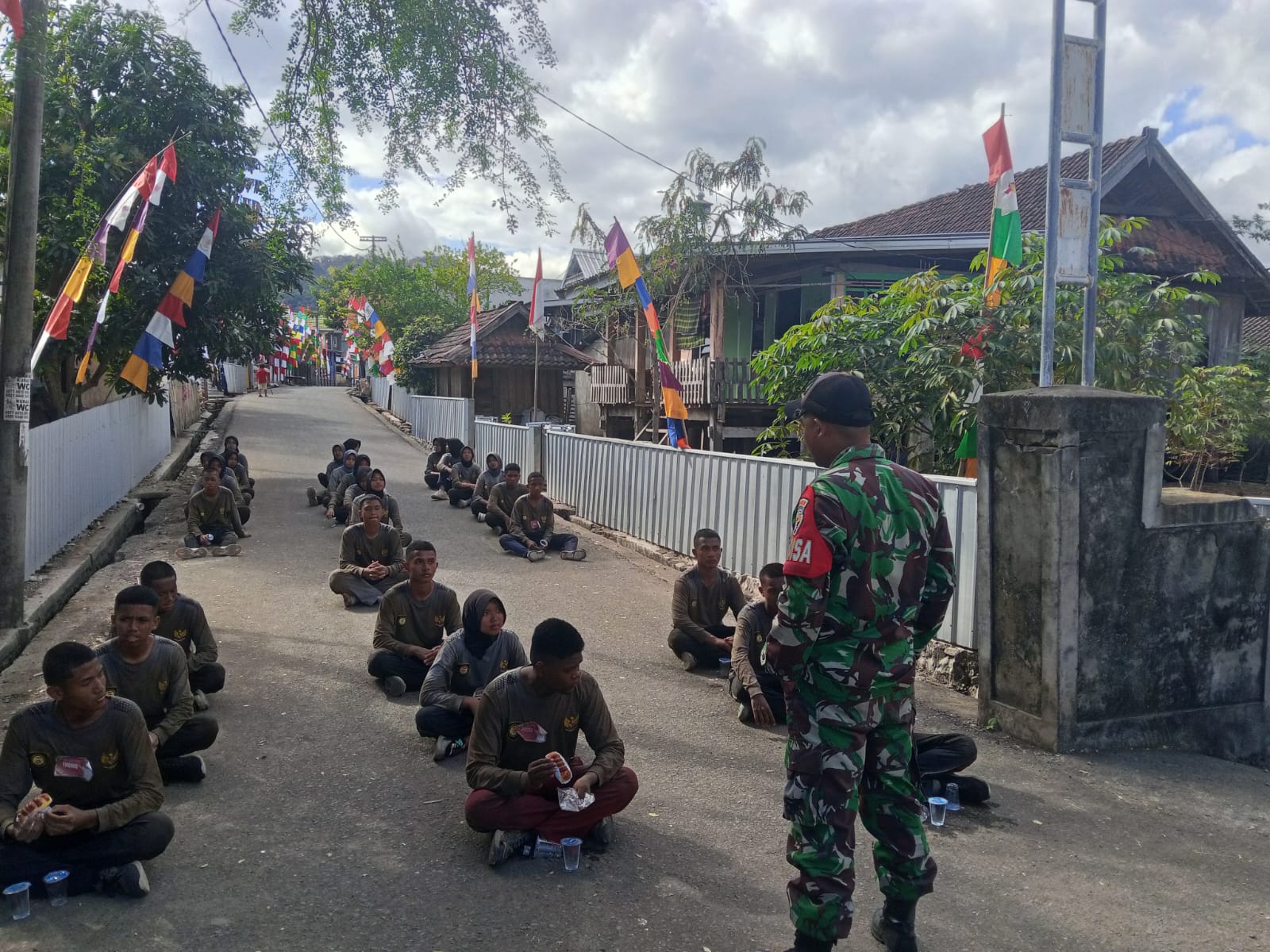 Babinsa Koramil Jereweh Bina Paskibra, Wujudkan Generasi Muda Disiplin dan Berkarakter