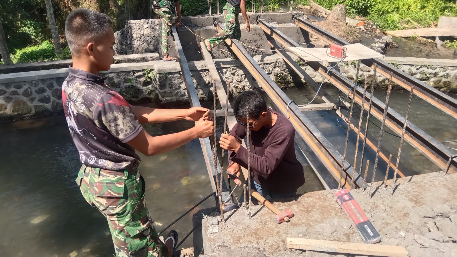 Hari Minggu Tetap Semangat, Kodim Klungkung Kebut Jembatan Garuda di Desa Tegak