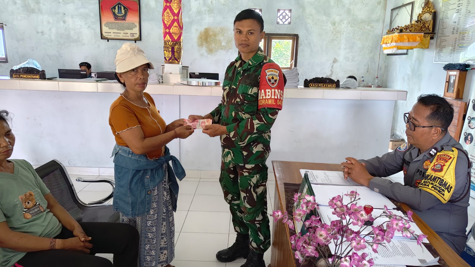 Dampingi Penyaluran BLT DD, Babinsa Batukandik Pastikan Bantuan Tepat Sasaran
