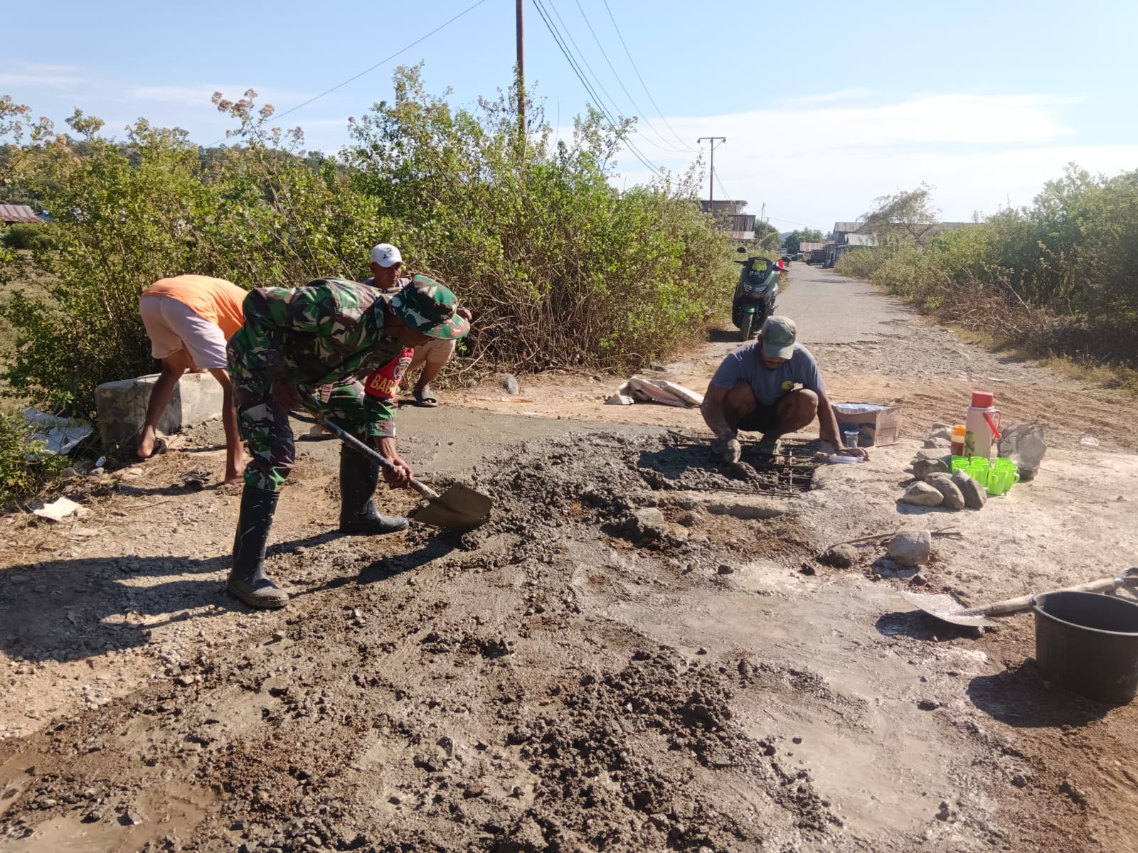 Karya Bakti Perbaikan Deker, Babinsa dan Warga Jaga Akses Jalan Dua Desa