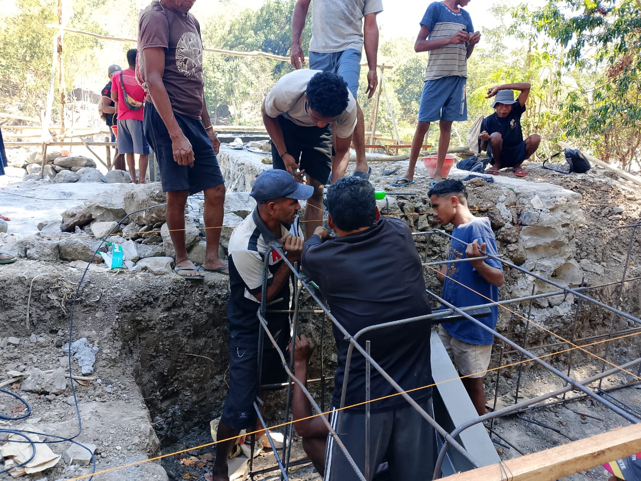 Jembatan Gantung Sungai Oemasi Mulai Tahap Pemasangan Seling