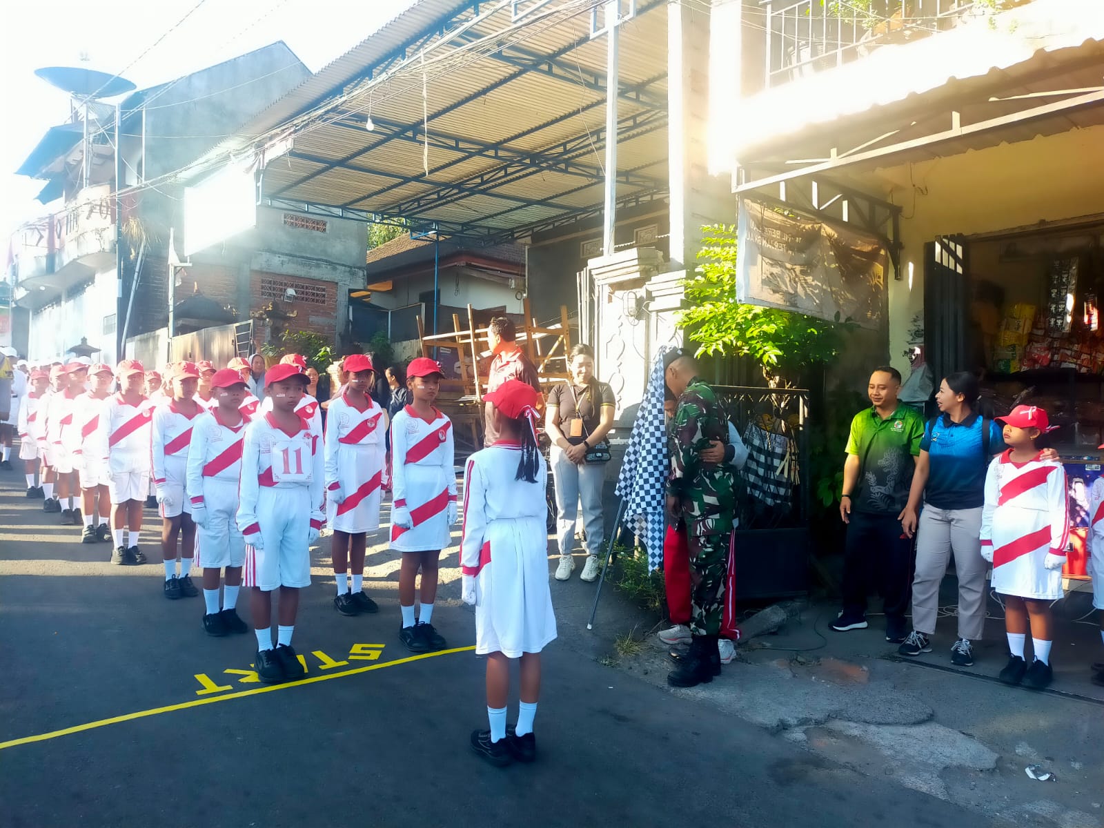 Lomba Gerak Jalan SD dan SMP di Sukasada Berlangsung Meriah, Aman dan Kondusif