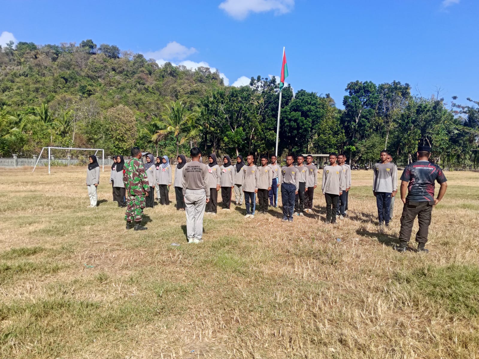 Latihan Paskibraka Jereweh Berjalan Lancar, Babinsa Dorong Semangat Nasionalisme