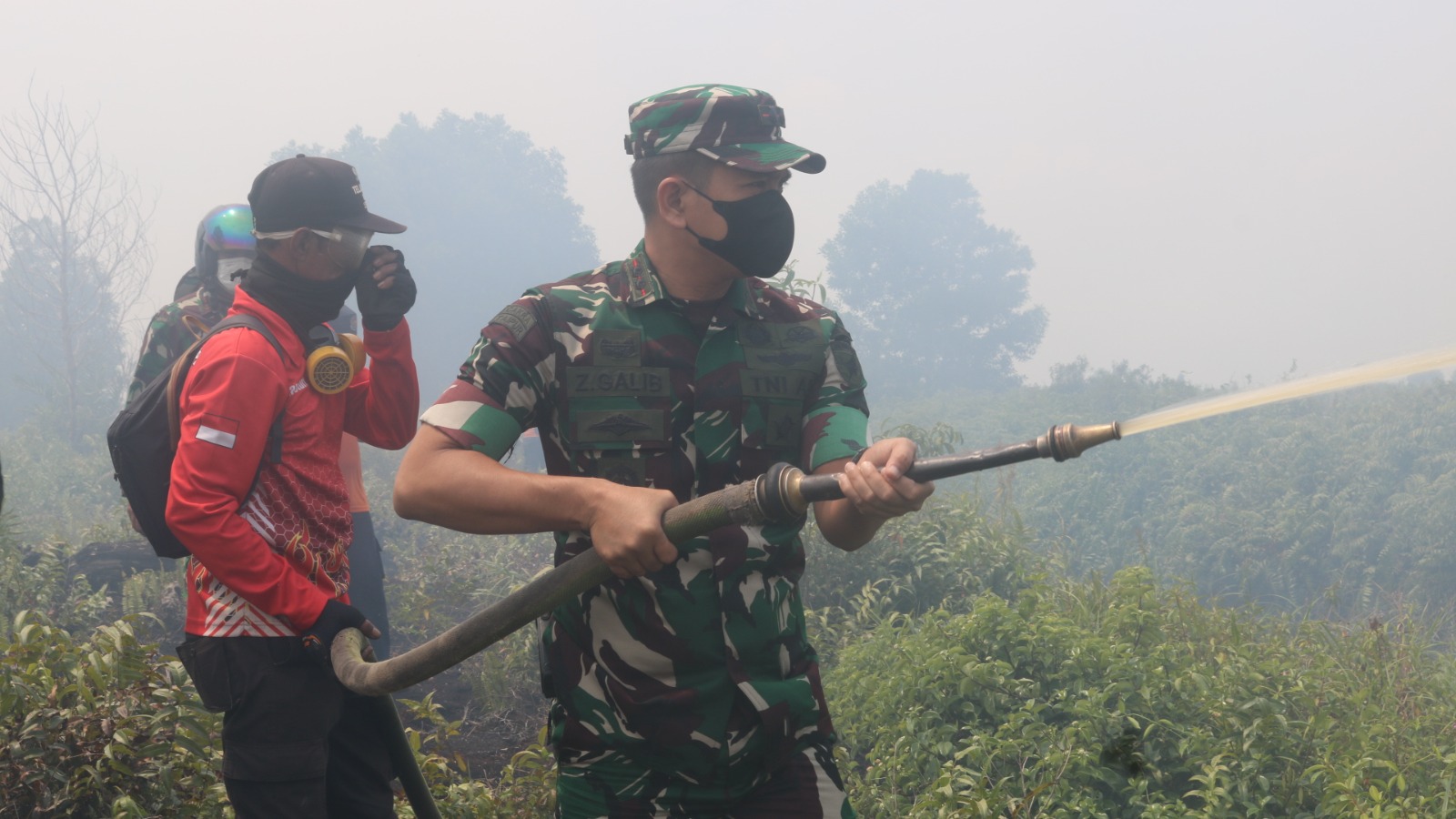 Dandim 1203/Ketapang Pimpin Langsung Pemadaman Karhutla di Sungai Pelang