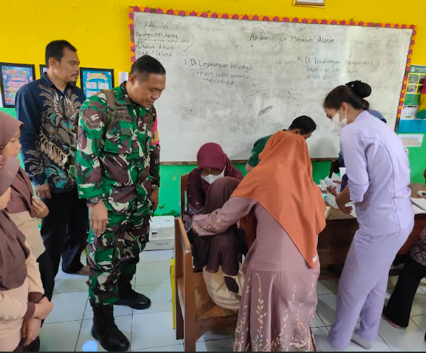 Babinsa Dukung Pelaksanaan Bulan Imunisasi Anak Sekolah