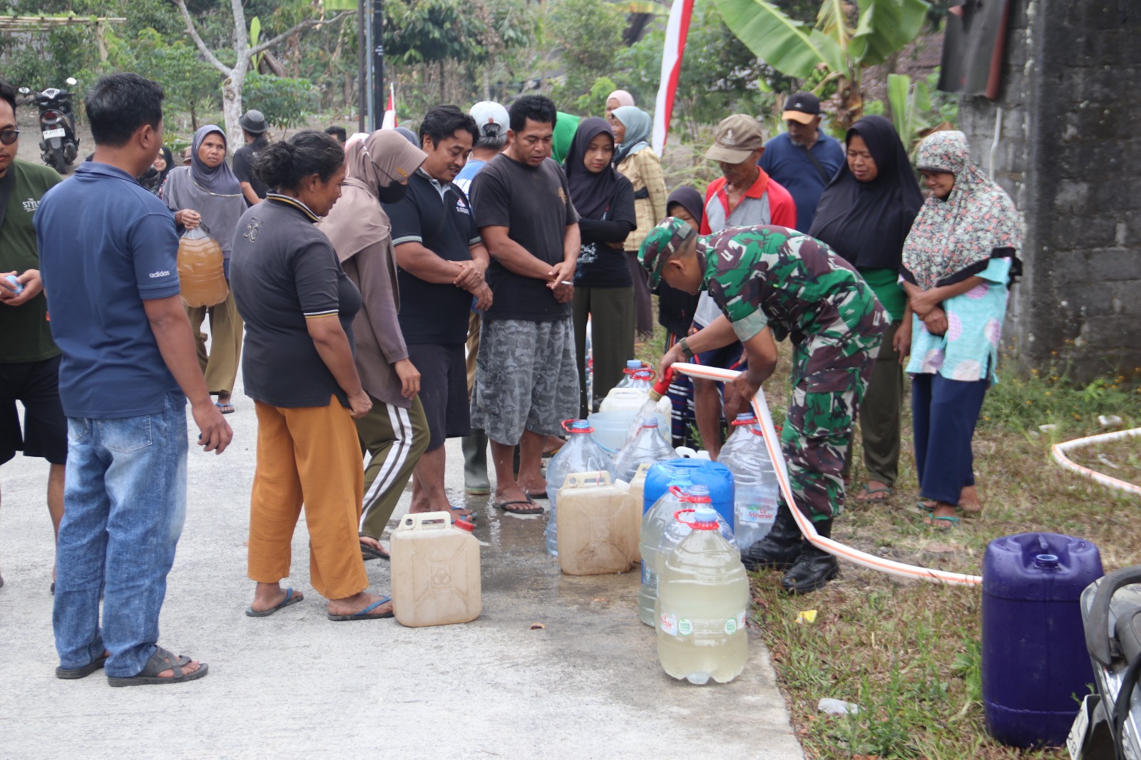 Kodim 0732/Sleman Salurkan Bantuan Air Bersih Kepada Warga Terdampak Kekeringan