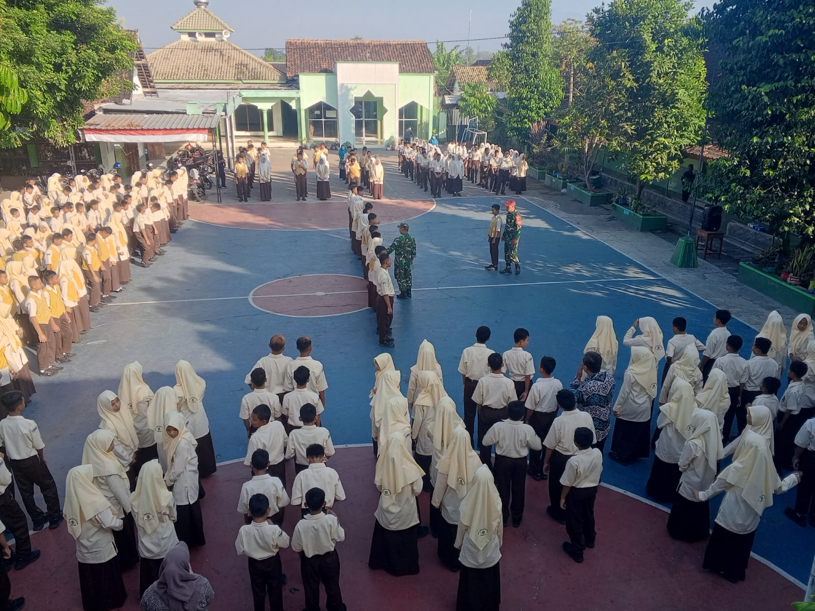 Babinsa Koramil 19/Trucuk Bekali Siswa MTs Muhammadiyah Trucuk Dengan Kedisiplinan Dan Wasbang
