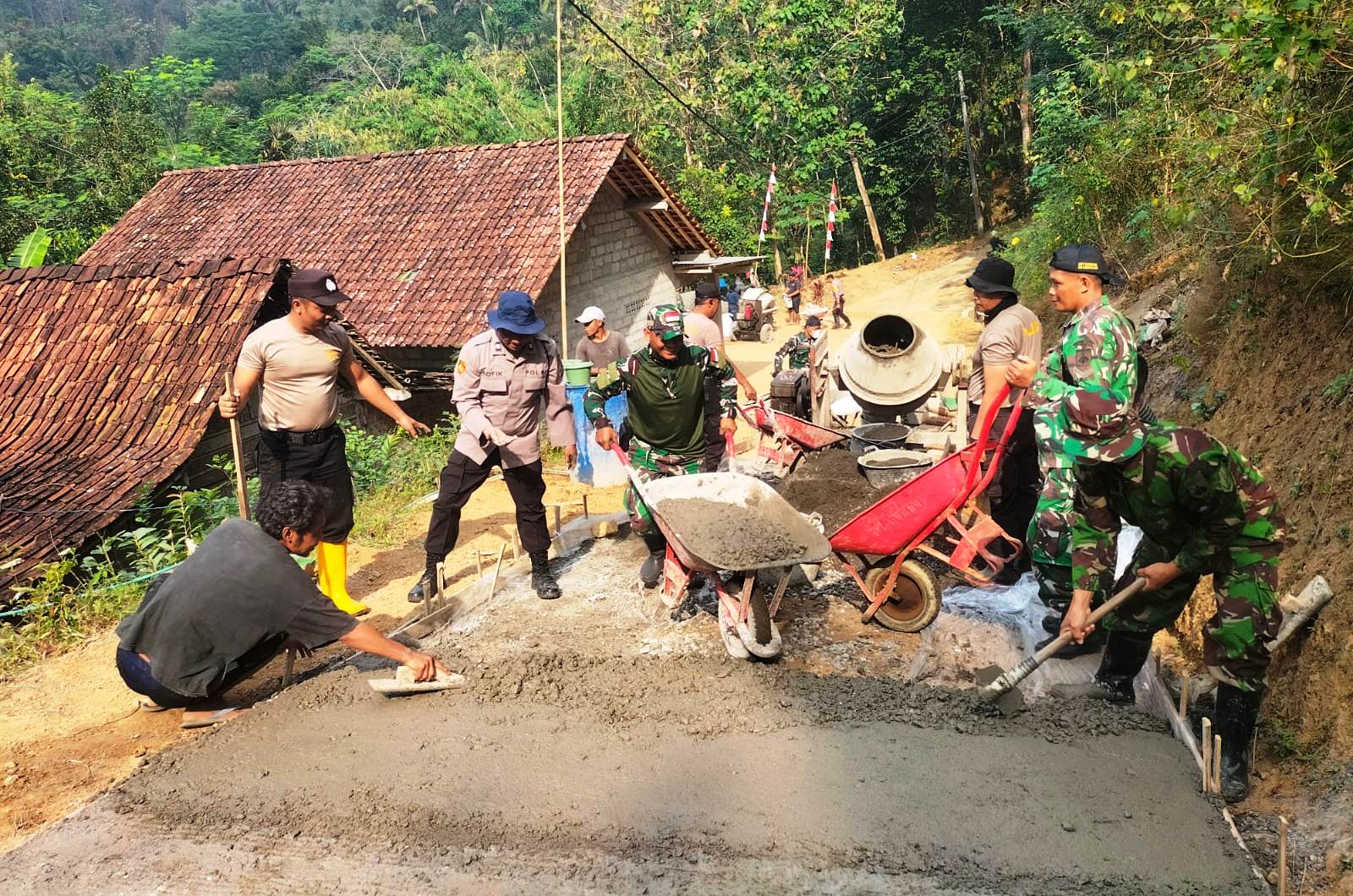 Sinergitas TNI dan Masyarakat Kian Mantap  Garap Rabat Beton Jalan dan Perbaikan Masjid
