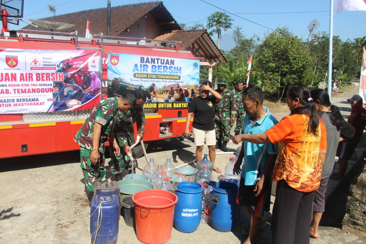 Kodim 0706/Temanggung Hadir di Tengah Krisis Kekeringan, Salurkan Air Bersih untuk Warga Dua Dusun di Kaloran