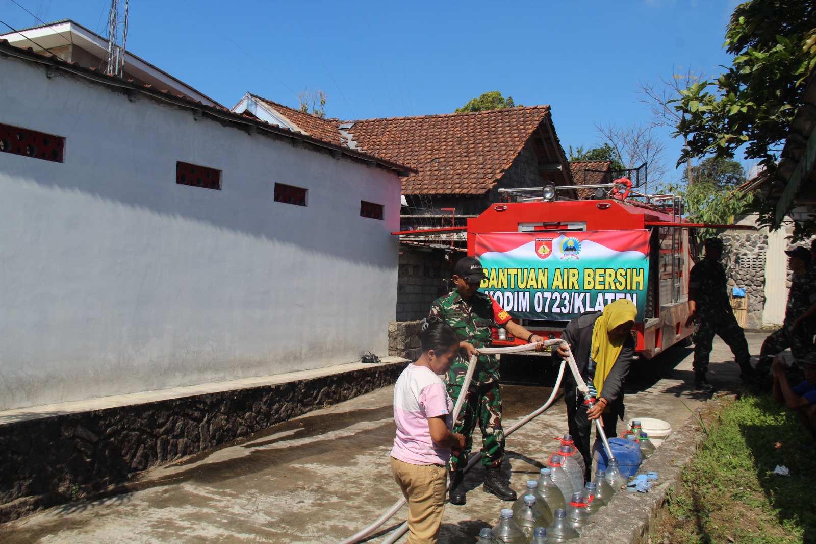 Kodim 0723/Klaten Salurkan Bantuan Air Bersih Untuk Warga Lereng Merapi