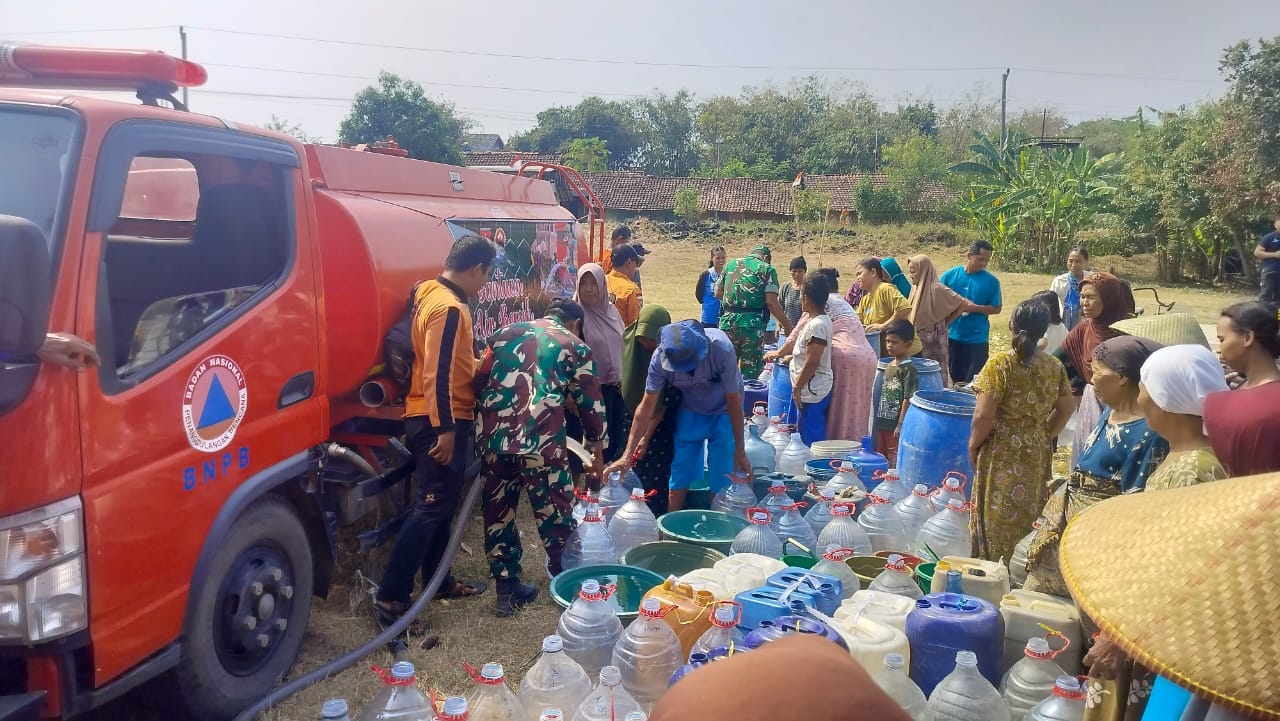 TNI Hadir di Tengah Kekeringan, Koramil 05/Suradadi Salurkan Air Bersih untuk Ratusan Warga Desa Harjasari