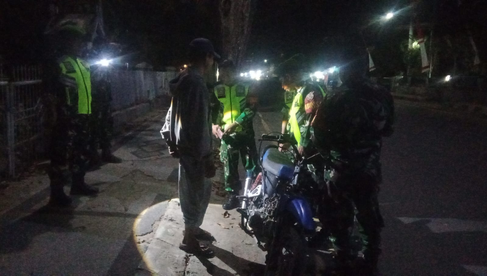 Babinsa dan Piket Koramil Rasanae Jaga Ketertiban Lingkungan Malam Hari