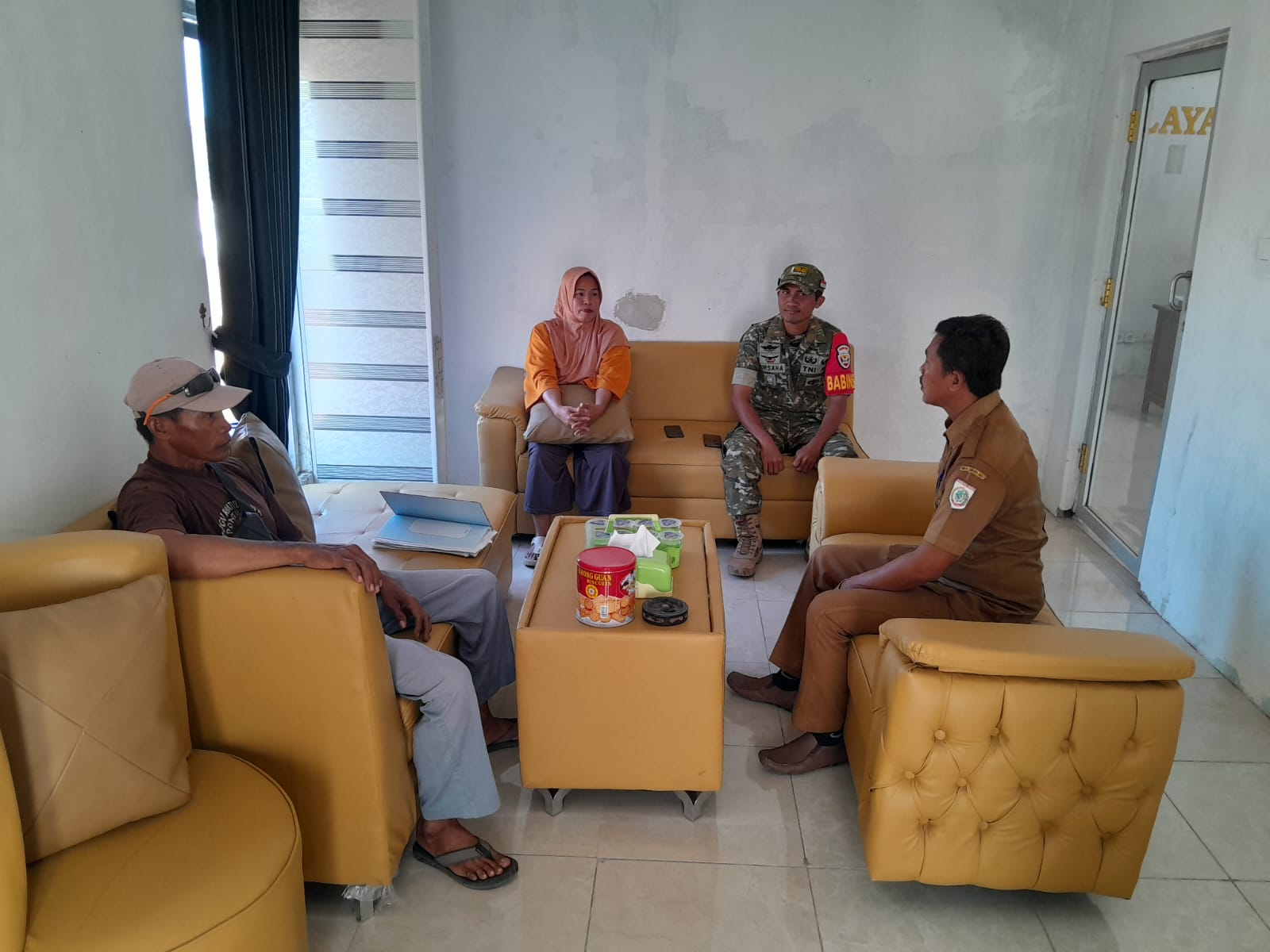 Babinsa Labuhan Kertasari Dampingi Mediasi Warga Terkait Permasalahan Tanah Mas Kawin