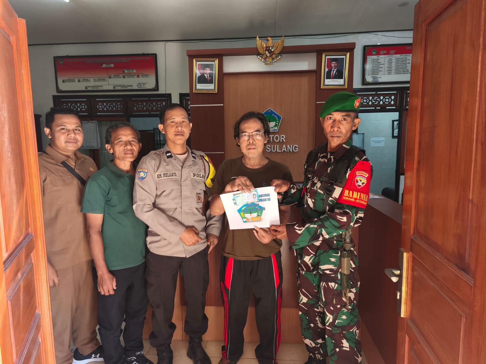 Gelar Pengawalan Distribusi BLT DD, Babinsa Sulang pastikan Aman dan Tepat sasaran