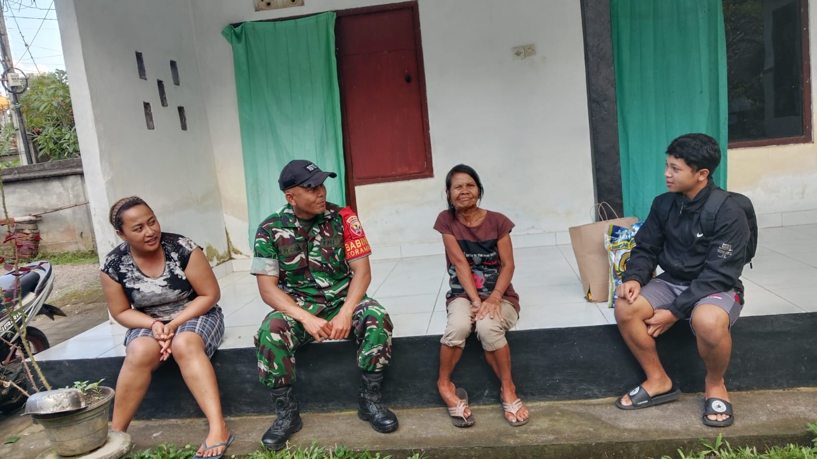 Warga Binaan Terima Bantuan Sembako, Babinsa Tusan Hadir Pastikan Aman dan Lancar