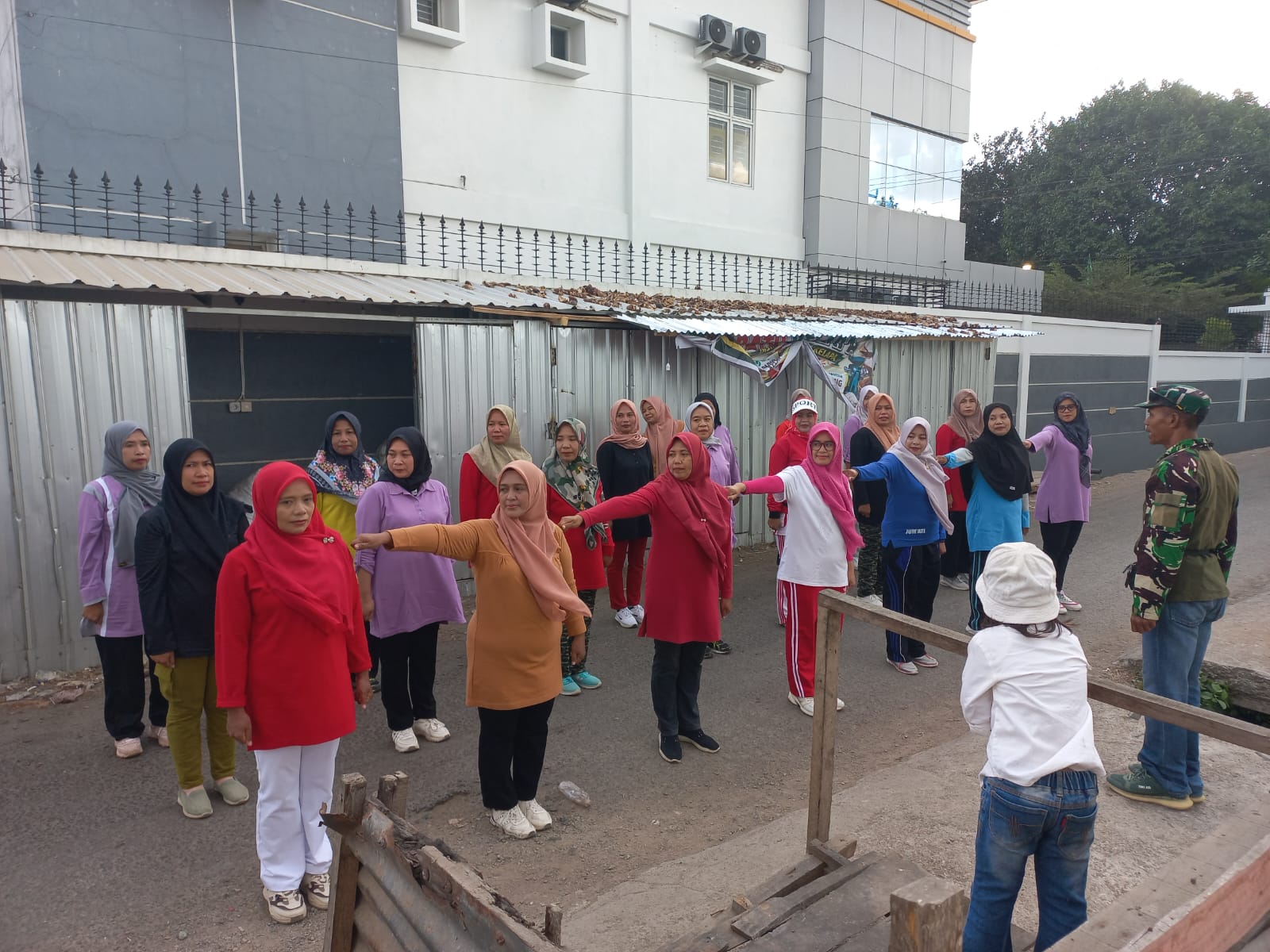 Semarak HUT RI, Persit Woha Tingkatkan Kekompakan Lewat Latihan PBB