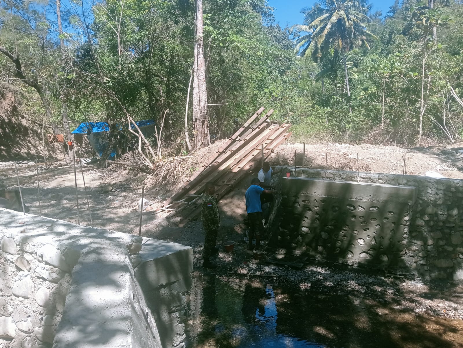 Jembatan Banfanu Perlahan Berdiri Kokoh, Bukti Bakti TNI AD untuk Rakyat