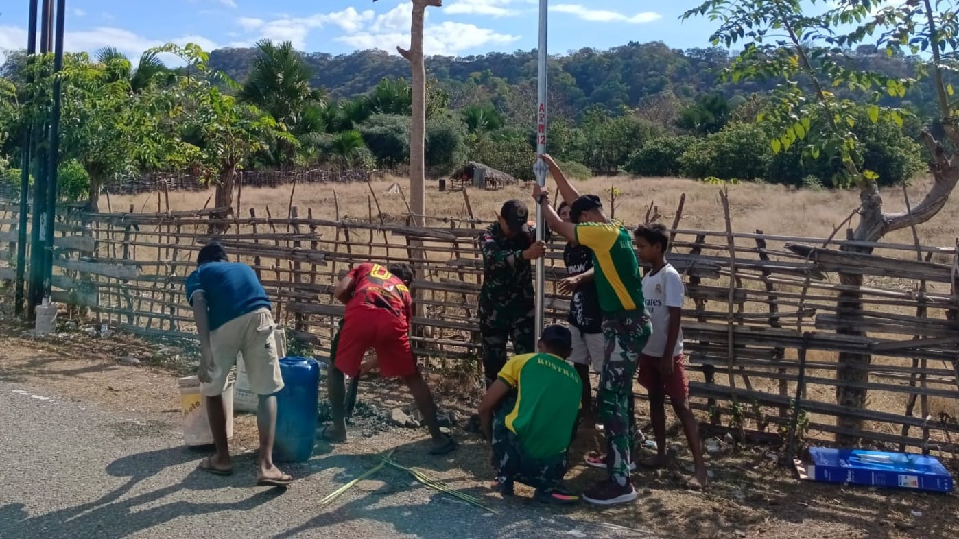 Yonarmed 12 Kostrad Terangi Perbatasan, Pasang Lampu Solar Cell di Dusun Nanaeklot