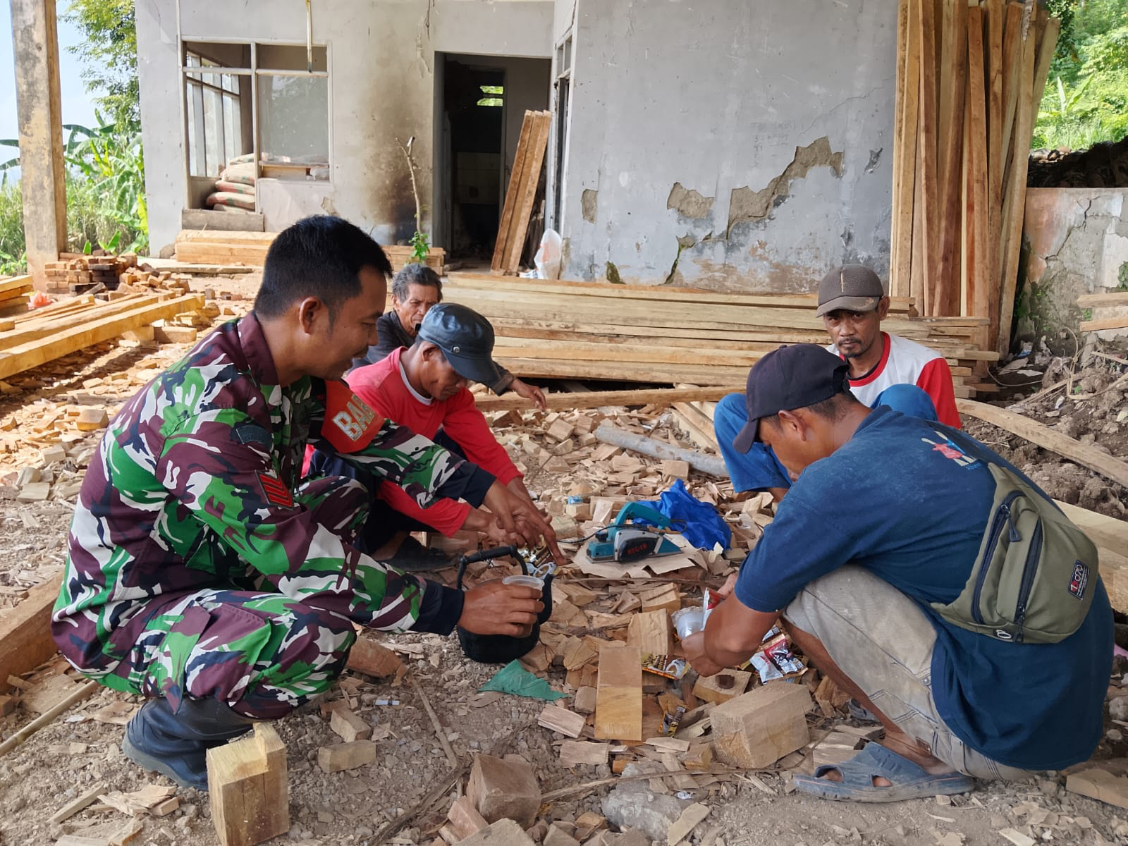 Babinsa Sukarame Laksanakan Komsos Bersama Warga di Wilayah Desa Sukarame