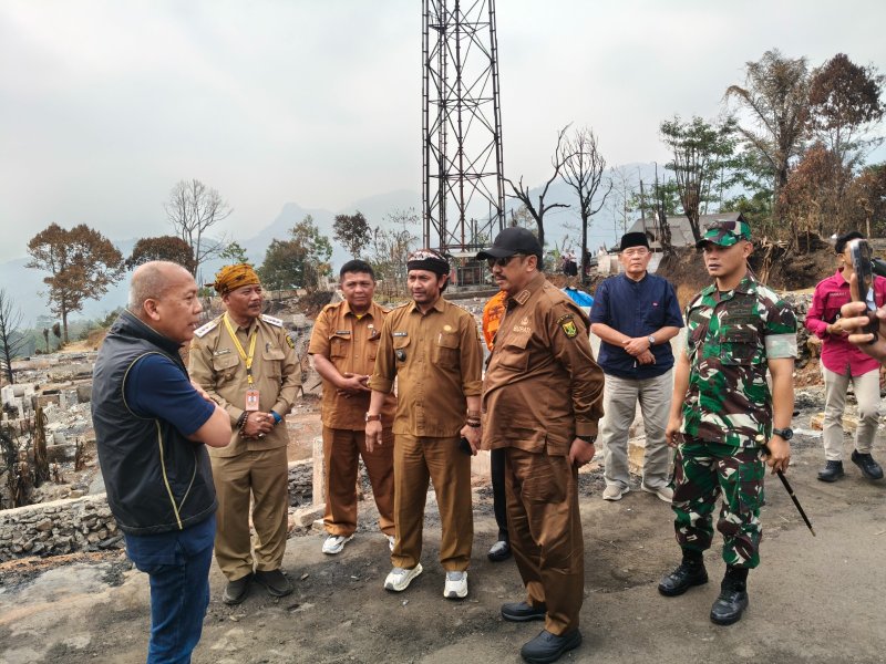 Dandim 0622/Kabupaten Sukabumi Dampingi Wakil Ketua DPR RI dan Bupati, Salurkan Bantuan untuk Warga Terdampak Kebakaran di Ciptamulya