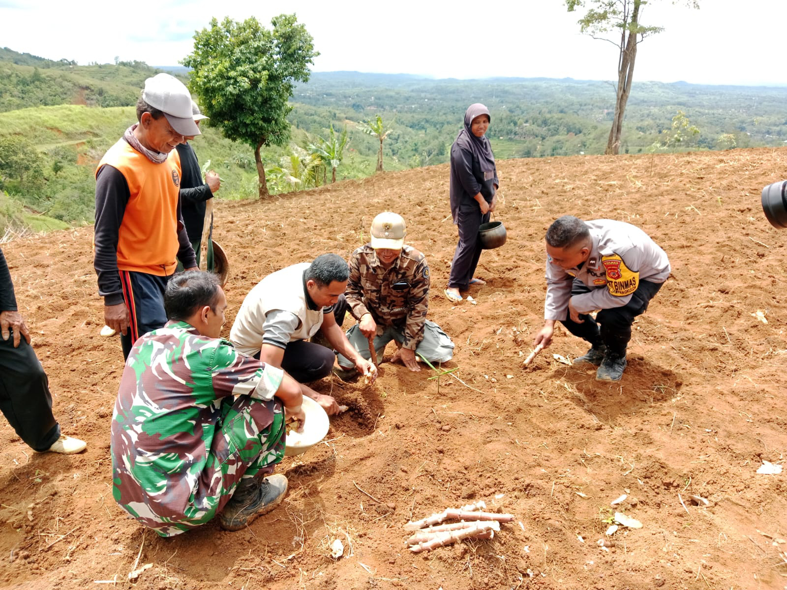Babinsa Sukajadi Dampingi Penanaman Pohon Bersama Masyarakat di Jampangkulon