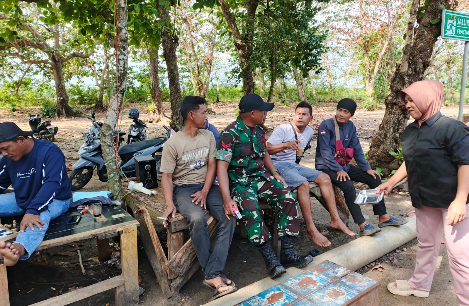 Babinsa Pengumbahan Jalin Komsos dengan Warga, Pererat Silaturahmi dan Kemanunggalan TNI dengan Rakyat