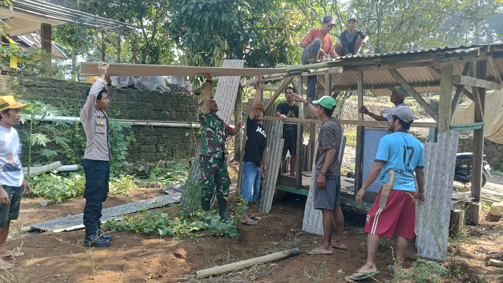 Babinsa Sukamaju Laksanakan Bakti Bersama Warga di Kecamatan Cimanggu
