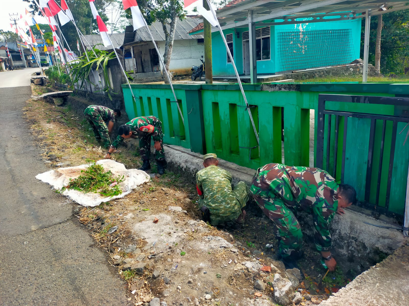 Babinsa dan Anggota Koramil 2211/Sagaranten Laksanakan Karyabakti Pembenahan Pangkalan