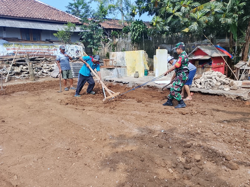 Babinsa Nyalindung Bantu Warga Ratakan Tanah untuk Pembangunan Rumah