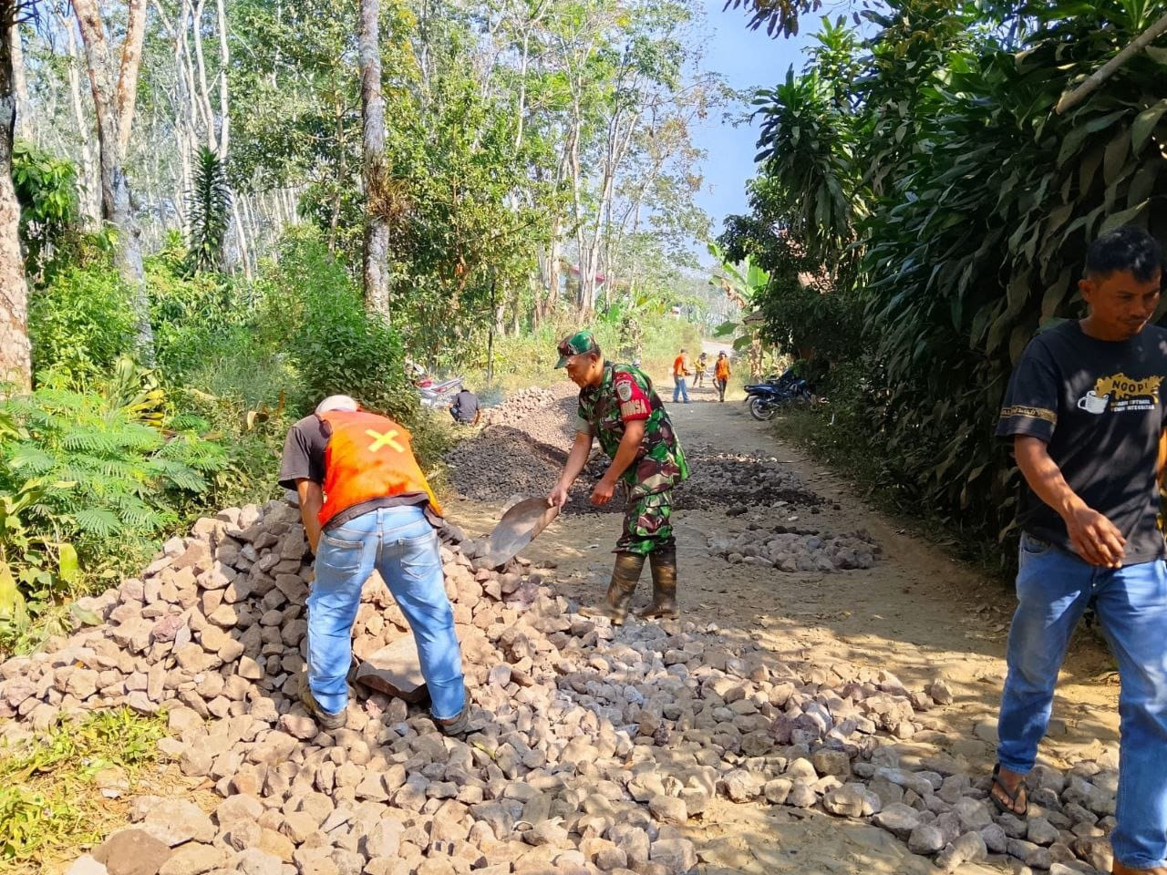 Babinsa Margaluyu Laksanakan Karya Bakti Pengaspalan Jalan Desa di Kecamatan Purabaya