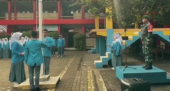 Babinsa Sukaharja Koramil 2203/Warungkiara Pimpin Upacara Bendera Di SMK Dwi Warna, Tanamkan Disiplin Dan Cinta Tanah Air