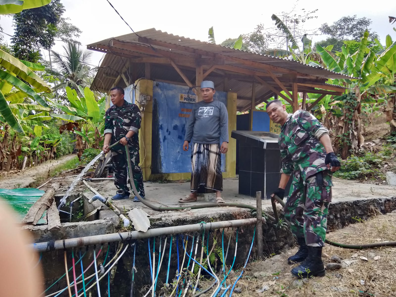 Peduli Warga Terdampak Kekeringan, Babinsa Koramil 2202/Palabuhanratu Bantu Masyarakat Desa Jayanti