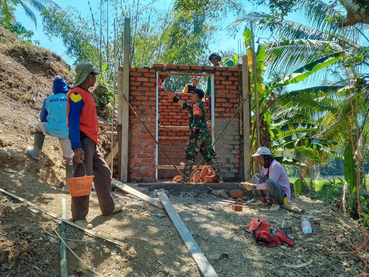 Babinsa Bantarpanjang Bersama Warga Laksanakan Karya Bakti Pembuatan Toilet