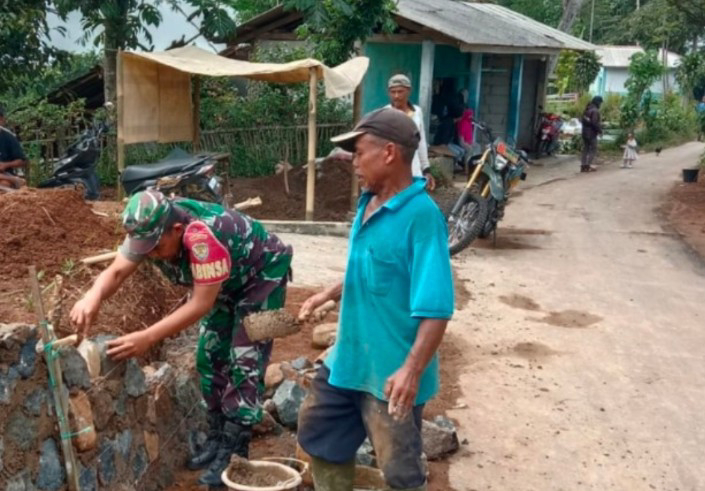 Babinsa Koramil 2206/Parakansalak Laksanakan Karya Bakti Pemasangan TPT di Desa Sukatani