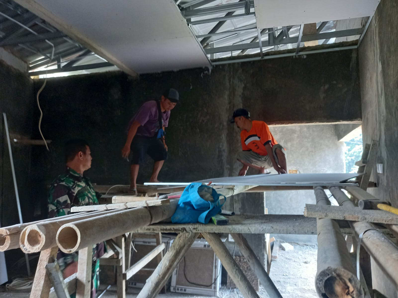 Babinsa Cikarang Koramil 2213/Jampangkulon Gelar Bakti Bersama Warga