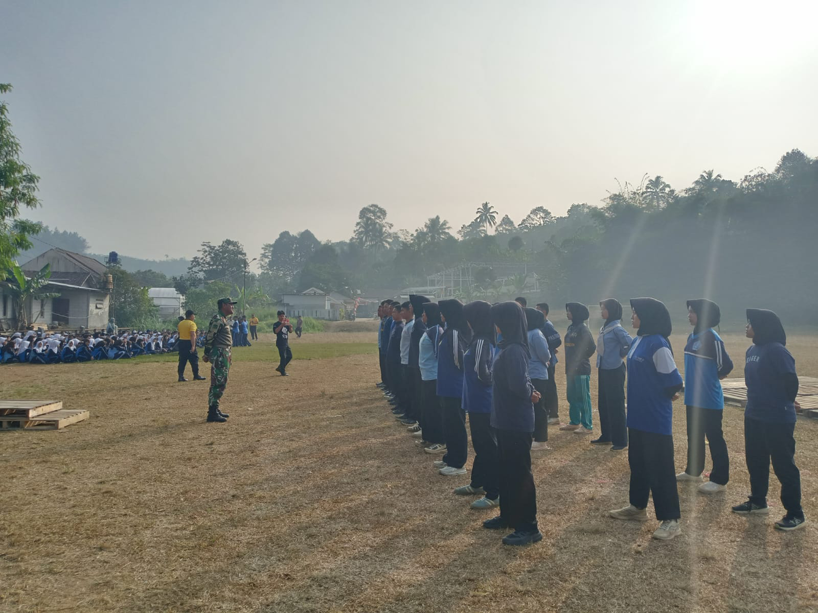Babinsa Koramil 2204/Cikidang Latih Paskibra, Persiapkan Generasi Muda Hadapi HUT RI ke-81