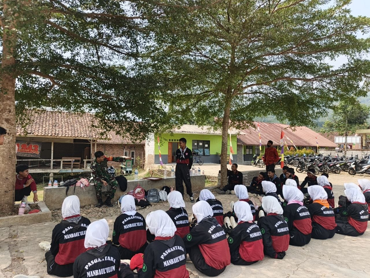 Babinsa Sukamaju Berikan Pembekalan kepada Paskibra di Sela Waktu Istirahat
