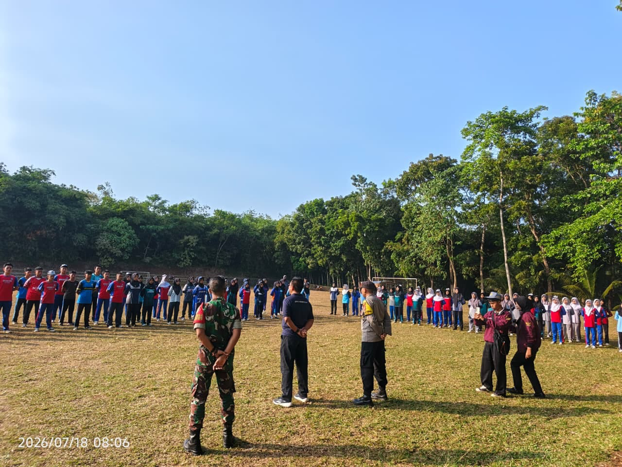 Babinsa Koramil 2213/Jampangkulon Berikan Pembinaan kepada Paskibraka Kecamatan Jampangkulon
