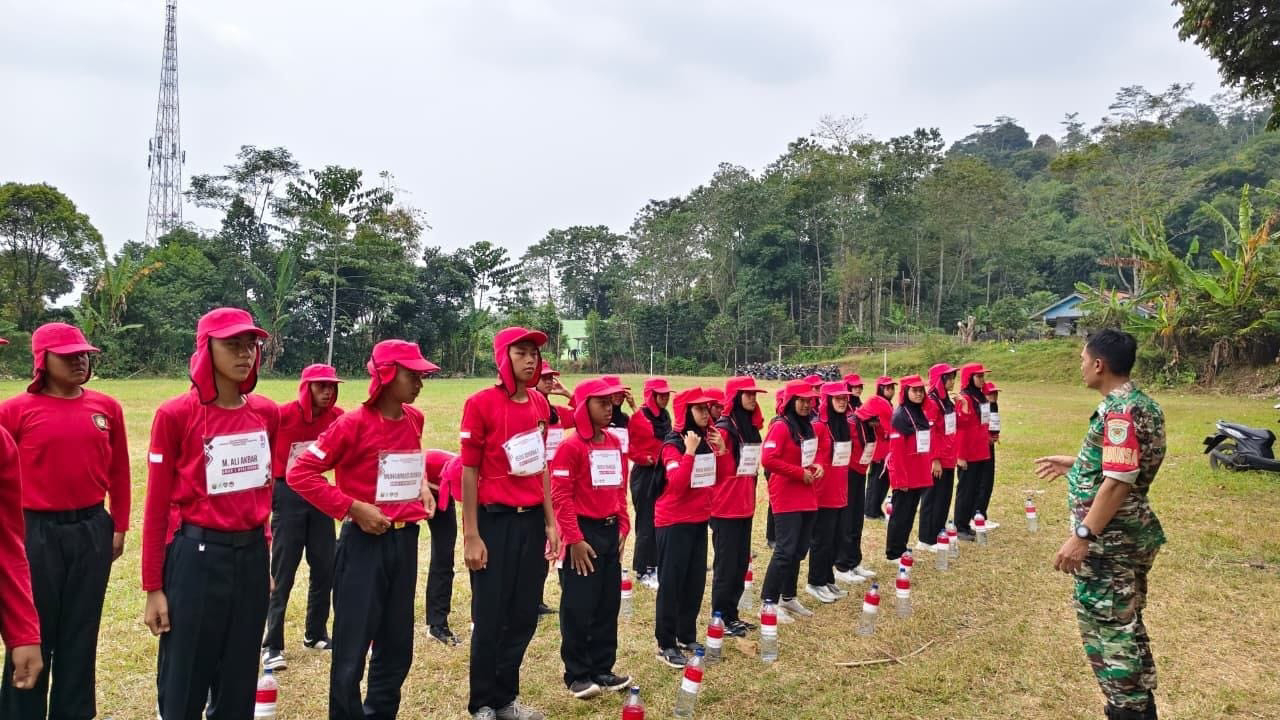 Babinsa Koramil 2208/Nyalindung Latih Paskibra di Lapang Danalaga