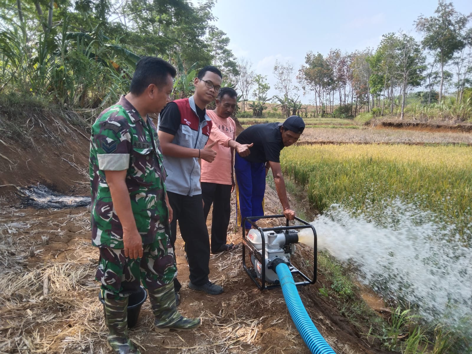 Babinsa Sirnasari Dampingi PPL Cek Alsintan, Dukung Kelancaran Pertanian