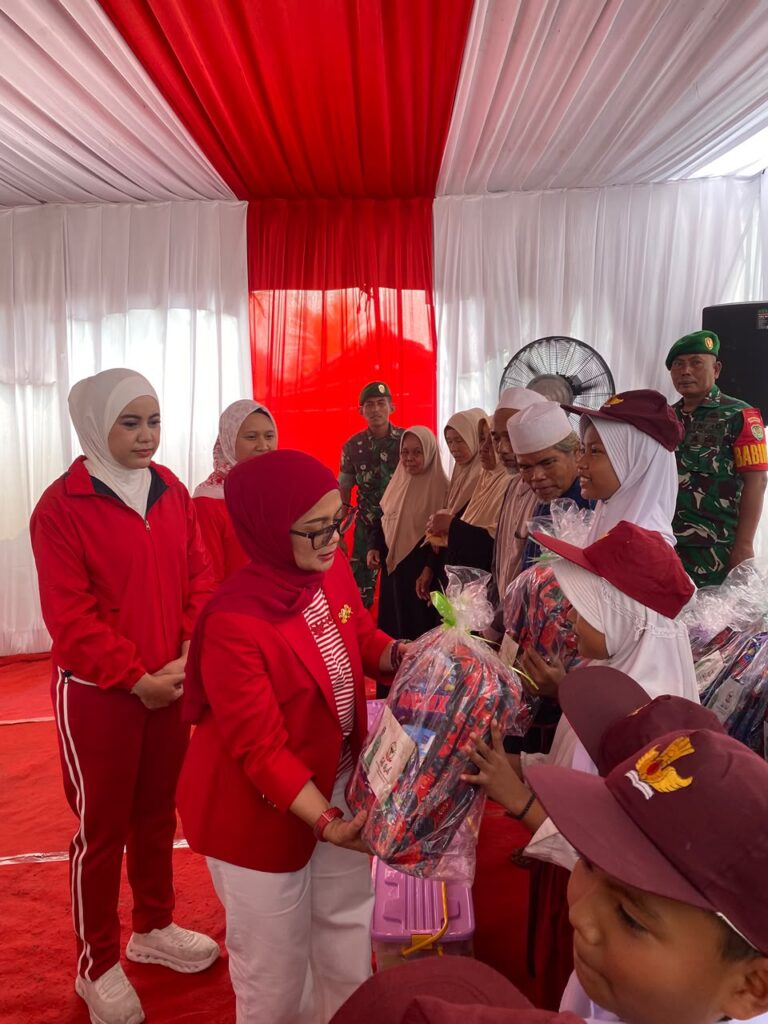 Ketua Persit KCK Daerah III/Siliwangi Salurkan Bantuan Sosial di Lokasi Sumur Bor