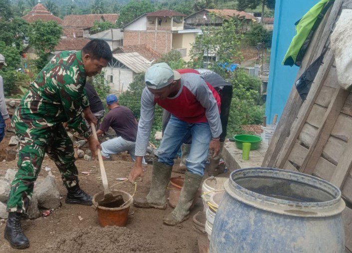 Babinsa Koramil 2206/Parakansalak Laksanakan Karya Bakti Perbaikan Parit di Desa Sukakersa