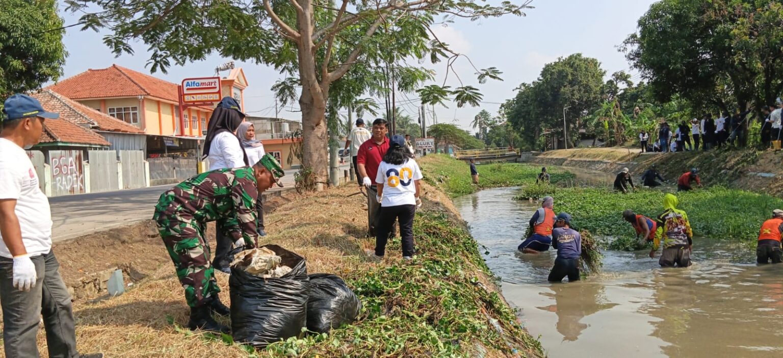 Hadapi Musim Kemarau, Koramil Kertajati dan BBWS Bersihkan Saluran Irigasi Demi Sawah Tetap Terairi